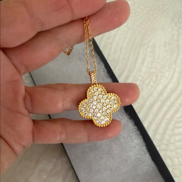 Elegant Gold Pendant Necklace - Picture 4 of 7